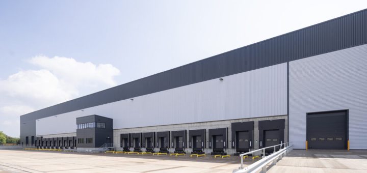 Technologie sekčních dveří v logistickém centru