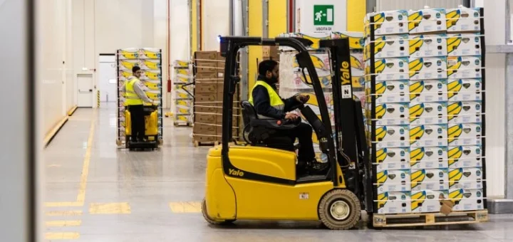 Vozový park vysokozdvižných vozíků udržuje ovoce Chiquita čerstvé