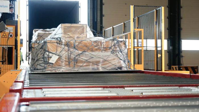 Měřítko a bezpečnost pro manipulaci s leteckou přepravou zboží v e-commerce
