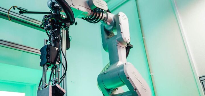 Fyzické AI řešení pro výběr dvoudílných krabic na boty