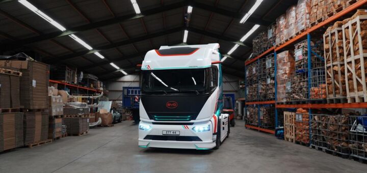 Elektrický tahač BYD propojuje dopravu, data a energetiku