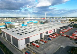 Solární střecha propojuje logistiku s odolnější energetikou