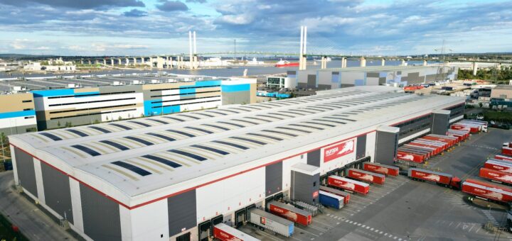 Solární střecha propojuje logistiku s odolnější energetikou
